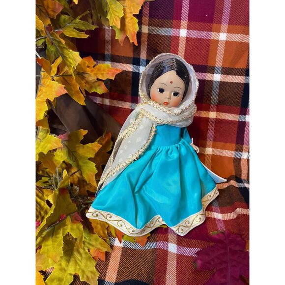 Vintage Madame Alexander Doll India #575 8” International Tag Box & Stand 1980s - Picture 2 of 6